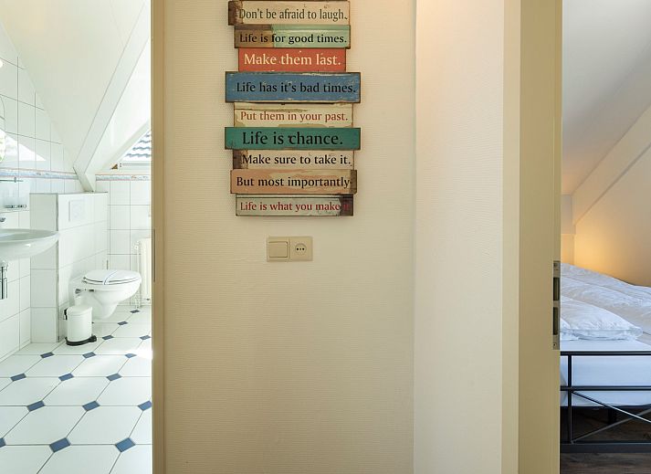 Moderne woonkamer met open haard in Vakantiewoning Zeepe Duinen 17, De Kreeft, Burgh-Haamstede, ideaal voor ontspanning.