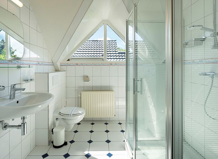 Moderne woonkamer met open haard in Vakantiewoning Zeepe Duinen 17, De Kreeft, Burgh-Haamstede, ideaal voor ontspanning.