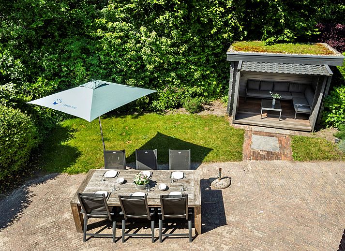 Moderne woonkamer met open haard in Vakantiewoning Zeepe Duinen 17, De Kreeft, Burgh-Haamstede, ideaal voor ontspanning.