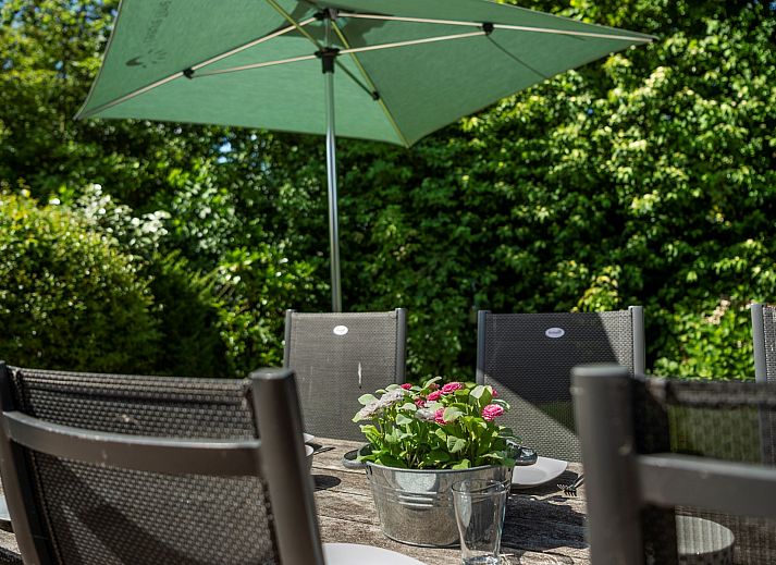 Moderne woonkamer met open haard in Vakantiewoning Zeepe Duinen 17, De Kreeft, Burgh-Haamstede, ideaal voor ontspanning.