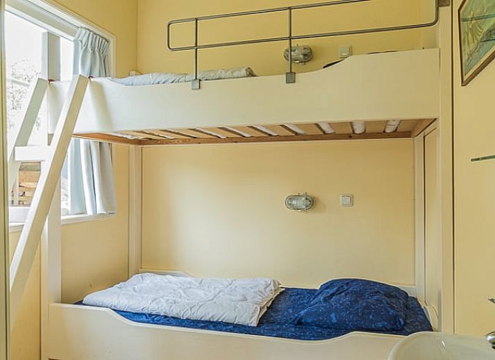 Gemuetliches Wohnzimmer im Ferienhaus in Burgh-Haamstede mit Blick auf den Garten in Zeeland.