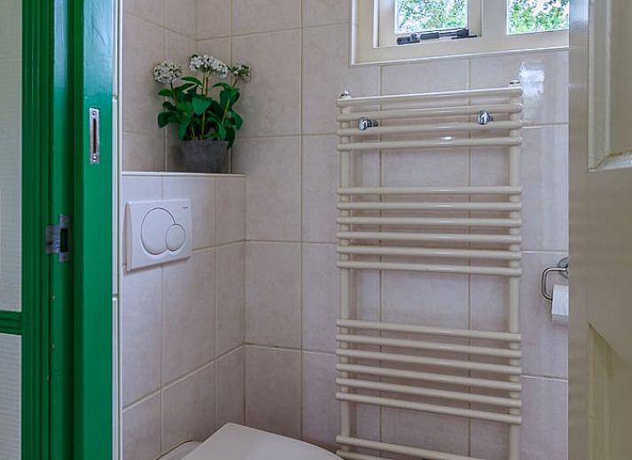 Gemuetliches Wohnzimmer im Ferienhaus in Burgh-Haamstede mit Blick auf den Garten in Zeeland.