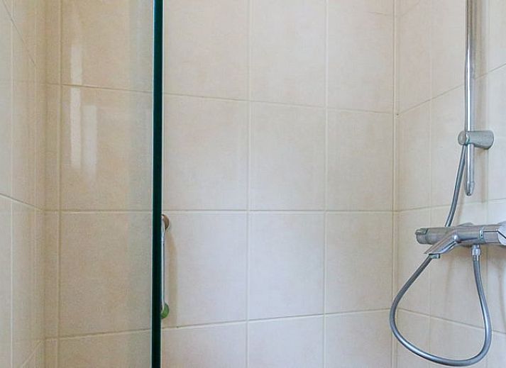 Gemuetliches Wohnzimmer im Ferienhaus in Burgh-Haamstede mit Blick auf den Garten in Zeeland.