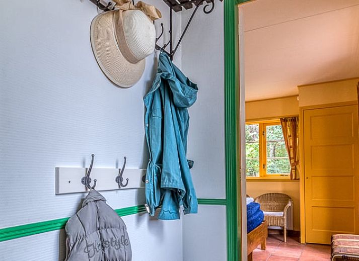 Gemuetliches Wohnzimmer im Ferienhaus in Burgh-Haamstede mit Blick auf den Garten in Zeeland.