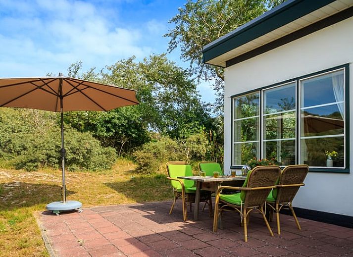 Gemuetliches Wohnzimmer im Ferienhaus in Burgh-Haamstede mit Blick auf den Garten in Zeeland.
