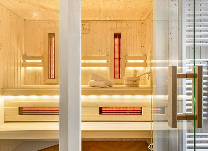 Ontspan in de luxe sauna van Duinpark 't Hof van Haamstede, 8-persoons bungalow in Burgh-Haamstede, Schouwen-Duiveland, Zeeland.