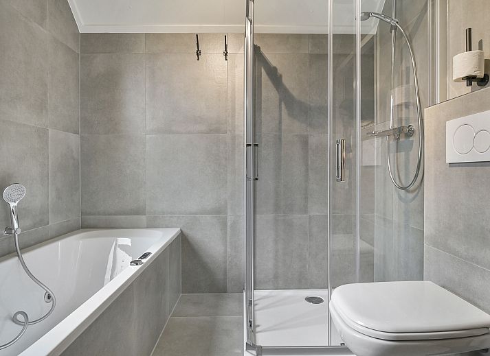 Buitenkant van de 8-persoons bungalow bij Duinpark 't Hof van Haamstede, omgeven door natuur in Burgh-Haamstede, Zeeland.