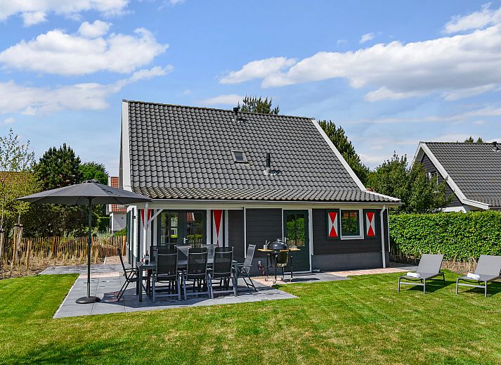 Moderne woonkamer in de 8-persoons bungalow van Duinpark 't Hof van Haamstede, gelegen in Burgh-Haamstede, Schouwen-Duiveland, Zeeland.