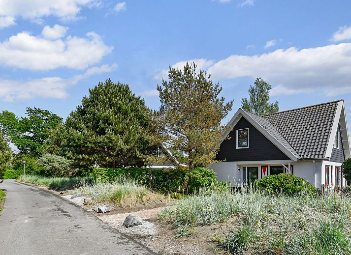 Moderne woonkamer in de 8-persoons bungalow van Duinpark 't Hof van Haamstede, gelegen in Burgh-Haamstede, Schouwen-Duiveland, Zeeland.