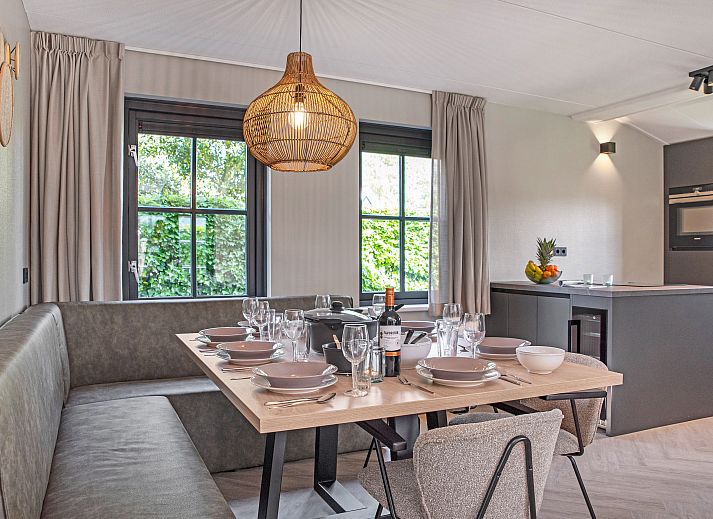 Moderne woonkamer in de 8-persoons bungalow van Duinpark 't Hof van Haamstede, gelegen in Burgh-Haamstede, Schouwen-Duiveland, Zeeland.