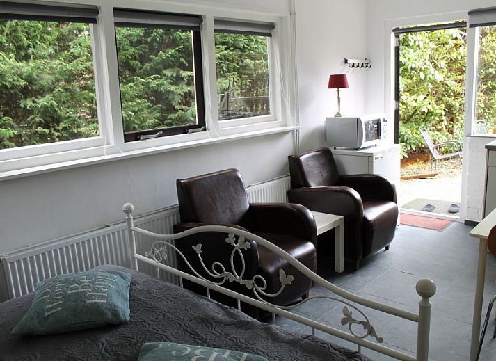 Keuken met uitzicht bij Zeeland aan Zee vakantiehuis in Burgh-Haamstede, Schouwen-Duiveland, Zeeland.