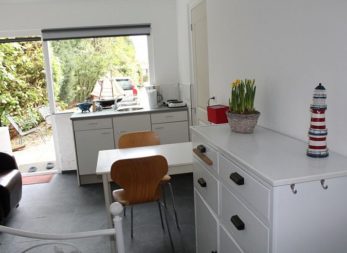 Keuken met uitzicht bij Zeeland aan Zee vakantiehuis in Burgh-Haamstede, Schouwen-Duiveland, Zeeland.