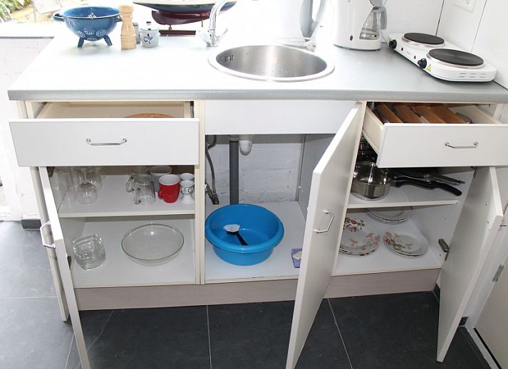 Keuken met uitzicht bij Zeeland aan Zee vakantiehuis in Burgh-Haamstede, Schouwen-Duiveland, Zeeland.