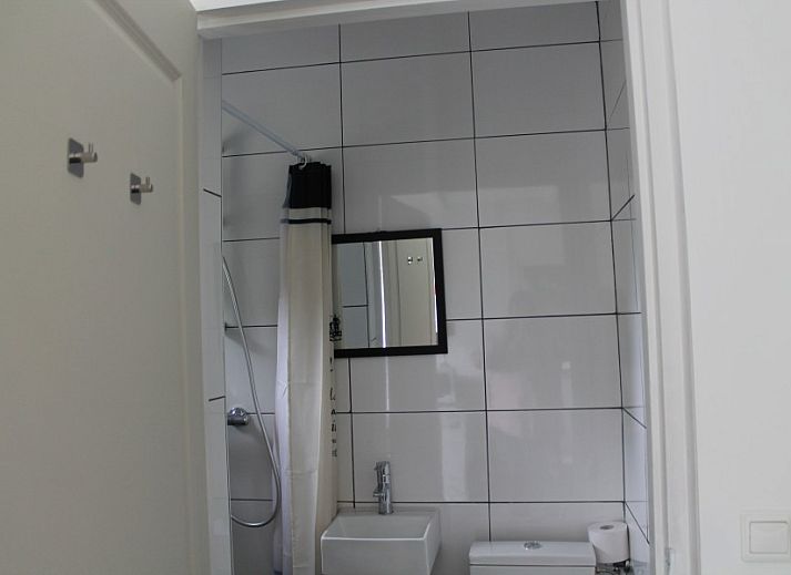 Keuken met uitzicht bij Zeeland aan Zee vakantiehuis in Burgh-Haamstede, Schouwen-Duiveland, Zeeland.