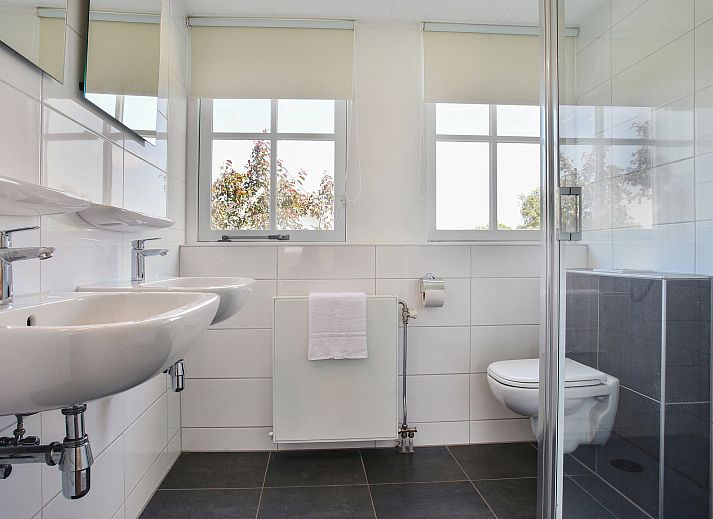 Guest house 600461 - Bungalow Schouwen-Duiveland - Duinpark 't Hof van Haamstede | 8-persoons bungalow | 8E2