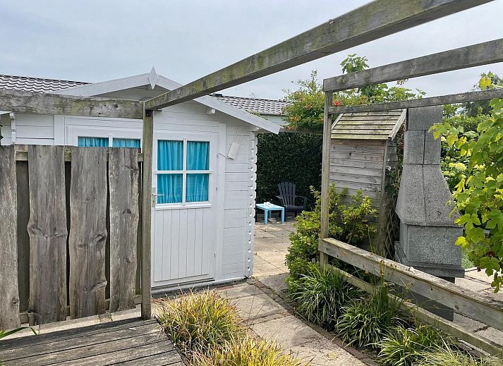 Quiet sitting area in the garden of VZ996 Mobile home in Burgh Haamstede, Burgh-Haamstede, Schouwen-Duiveland, Zeeland.