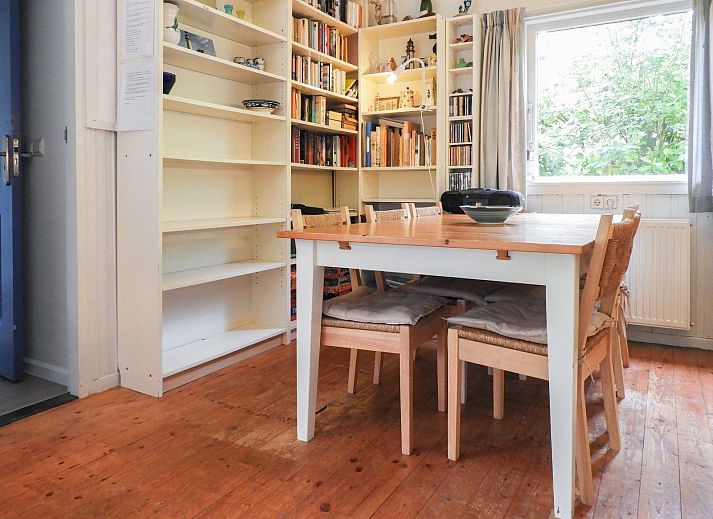 Buitenruimte met houten tafel bij VZ345 Vakantiehuis Burgh-Haamstede, Zeeland.
