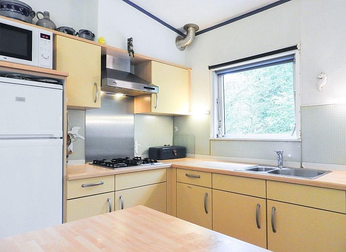 Buitenruimte met houten tafel bij VZ345 Vakantiehuis Burgh-Haamstede, Zeeland.