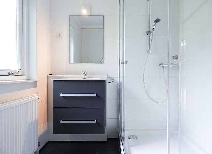 Buitenruimte met houten tafel bij VZ345 Vakantiehuis Burgh-Haamstede, Zeeland.
