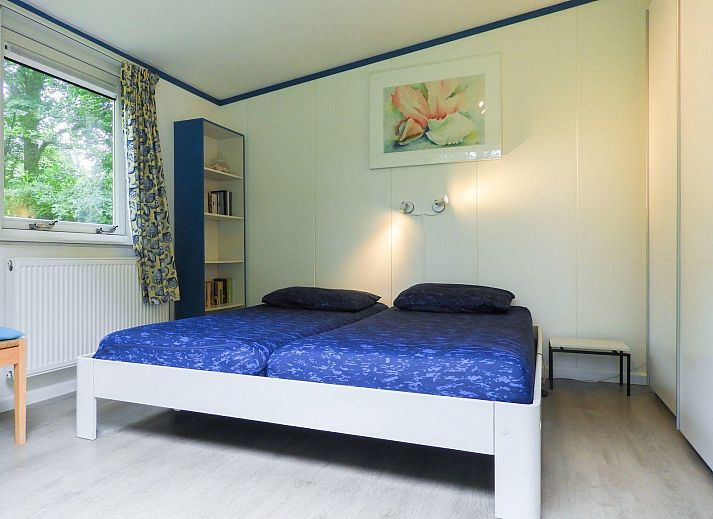 Speelplaats met schommel in de tuin van VZ345 Vakantiehuis Burgh-Haamstede, Zeeland.