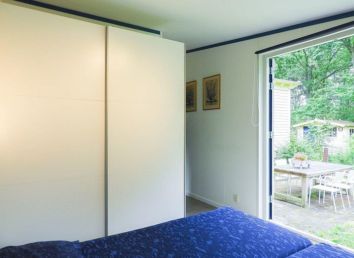 Speelplaats met schommel in de tuin van VZ345 Vakantiehuis Burgh-Haamstede, Zeeland.