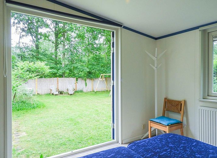 Speelplaats met schommel in de tuin van VZ345 Vakantiehuis Burgh-Haamstede, Zeeland.