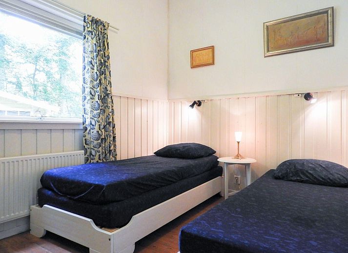 Speelplaats met schommel in de tuin van VZ345 Vakantiehuis Burgh-Haamstede, Zeeland.