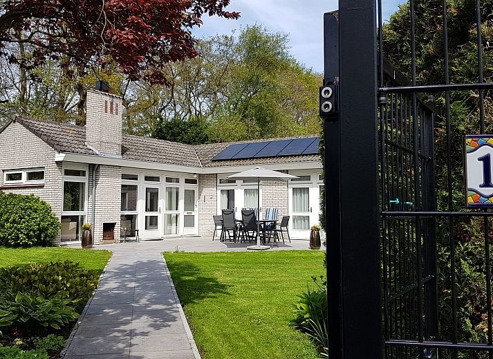 Vakantiebungalow Gravenhof 12 in Burgh-Haamstede met zonnig terras en groene tuin in Zeeland.