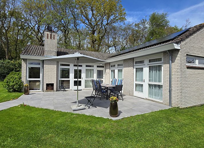 Vakantiebungalow Gravenhof 12 in Burgh-Haamstede met zonnig terras en groene tuin in Zeeland.