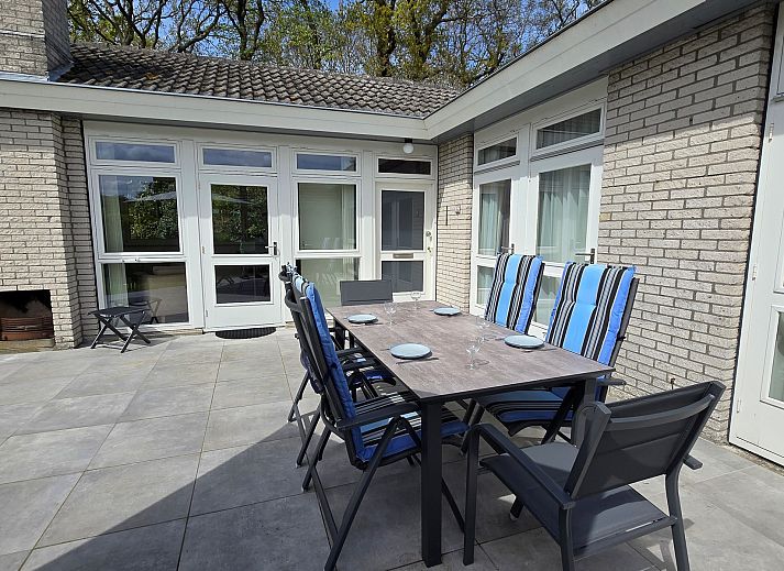 Vakantiebungalow Gravenhof 12 in Burgh-Haamstede met zonnig terras en groene tuin in Zeeland.