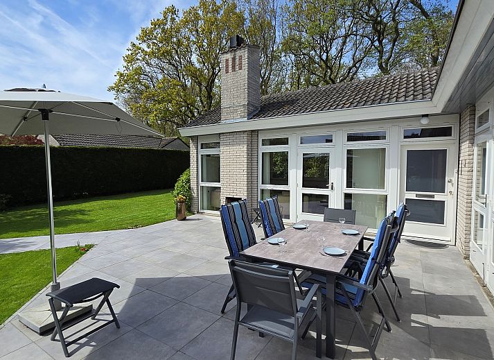 Vakantiebungalow Gravenhof 12 in Burgh-Haamstede met zonnig terras en groene tuin in Zeeland.