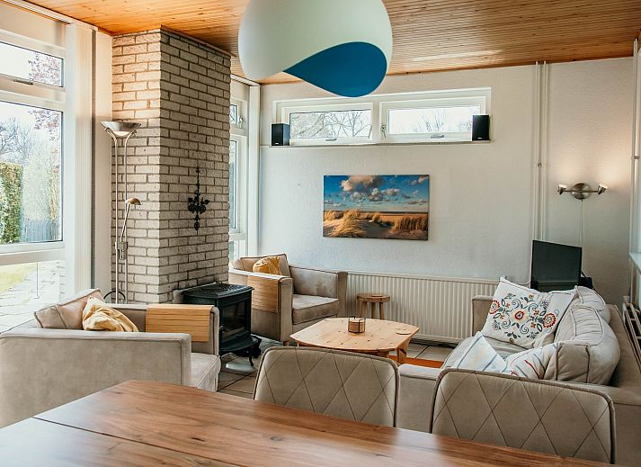 Terras van Vakantiebungalow Gravenhof 12 in Burgh-Haamstede, vakantiehuis omgeven door natuur in Zeeland.