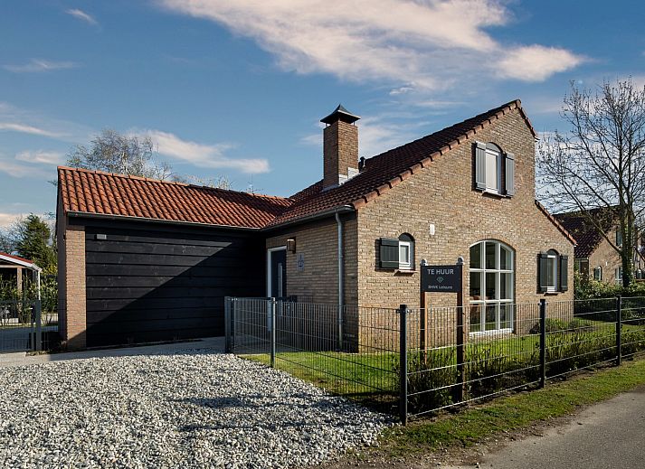 Enjoy a sunny terrace at Vakantiewoning Schouwse Duin 27 "l'Ancora" in Burgh-Haamstede, perfect for outdoor dining.