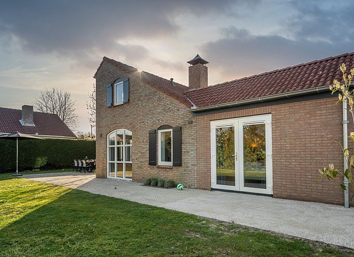 Detail of flowering plants on the terrace of Vakantiewoning Schouwse Duin 27 "l'Ancora" in Burgh-Haamstede, Zeeland.