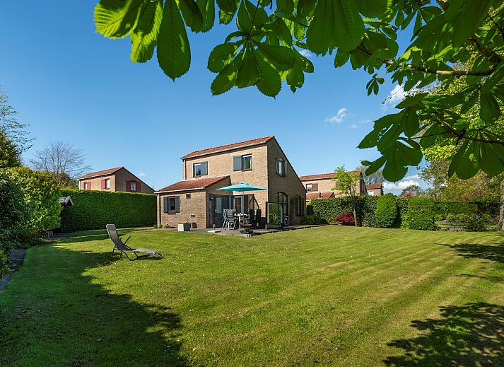 Vacation home Schouwse Duin 35 with spacious garden in Burgh-Haamstede, perfect for relaxation in Zeeland.