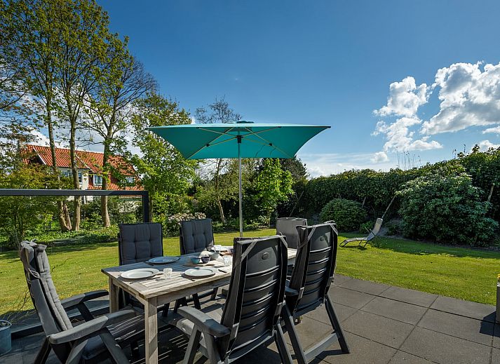 Vacation home Schouwse Duin 35 with spacious garden in Burgh-Haamstede, perfect for relaxation in Zeeland.