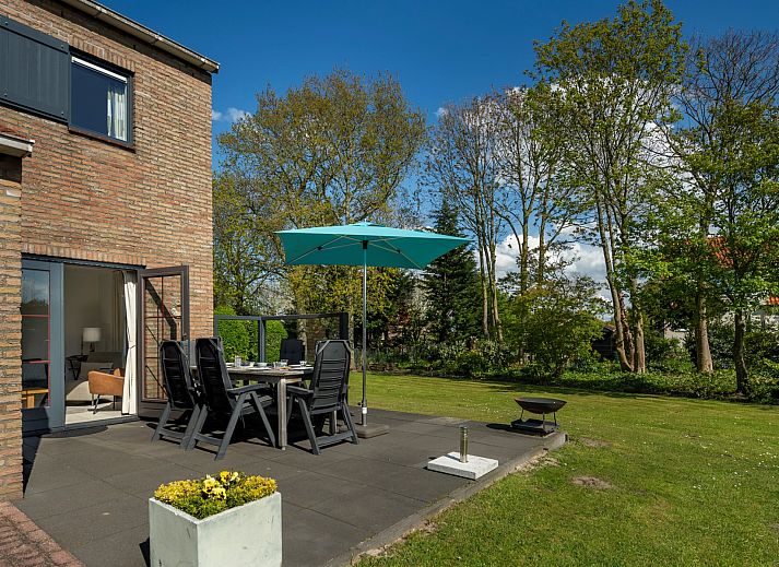Vacation home Schouwse Duin 35 with spacious garden in Burgh-Haamstede, perfect for relaxation in Zeeland.
