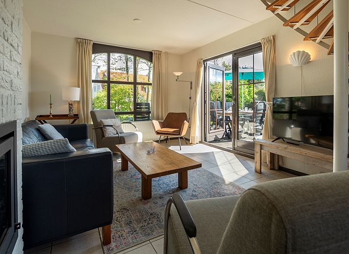 Terrace of Holiday home Schouwse Duin 35 in Burgh-Haamstede with garden table and parasol for summer days in Zeeland.