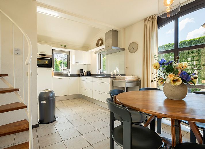 Vacation home Schouwse Duin 35 in Burgh-Haamstede with terrace and views of the green surroundings of Zeeland.