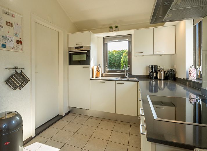 Vacation home Schouwse Duin 35 in Burgh-Haamstede with terrace and views of the green surroundings of Zeeland.