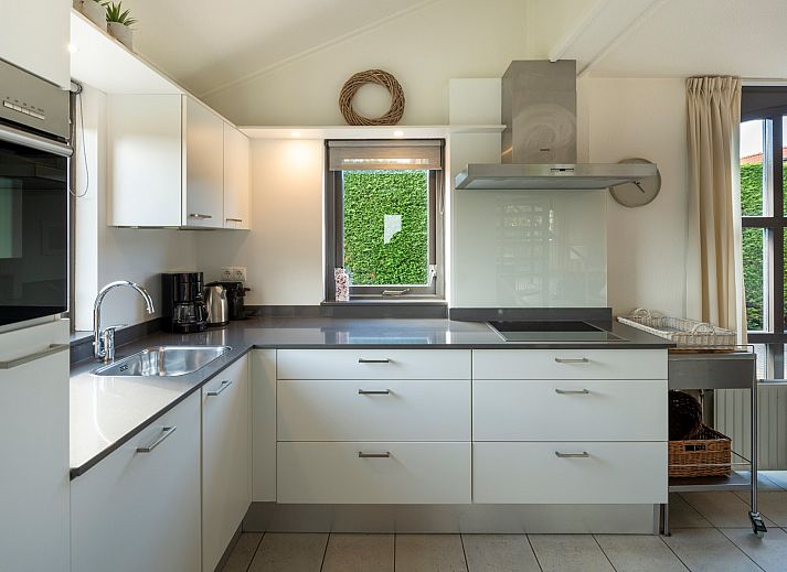 Vacation home Schouwse Duin 35 in Burgh-Haamstede with terrace and views of the green surroundings of Zeeland.