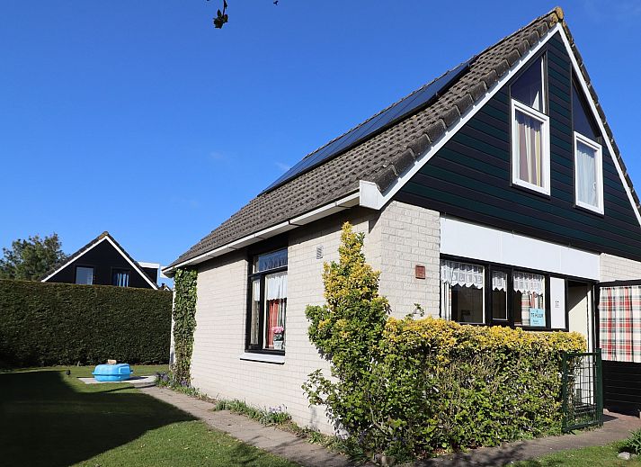 Ferienhaus Zeeduin 57 in Burgh-Haamstede mit sonniger Terrasse und gruenem Garten, ideal zum Entspannen in Zeeland.