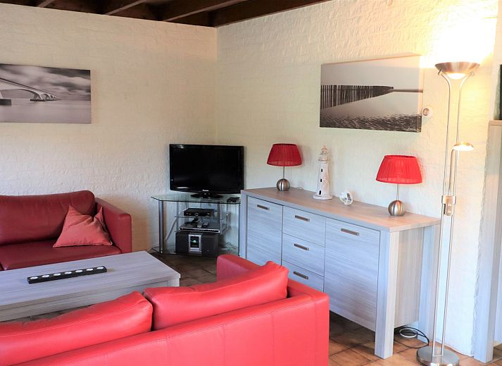 Ferienhaus Zeeduin 57 in Burgh-Haamstede mit sonniger Terrasse und gruenem Garten, ideal zum Entspannen in Zeeland.