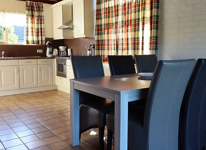 Gemuetlicher Vorgarten des Ferienhauses Zeeduin 57 in Burgh-Haamstede, umgeben von gruenen Hecken in Zeeland.