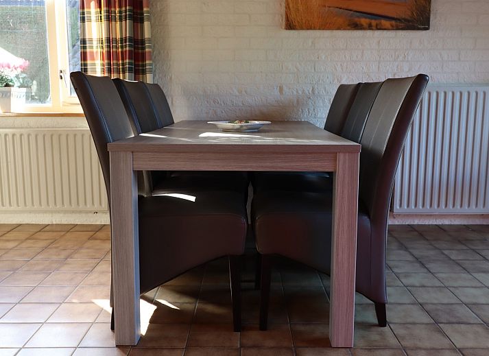 Gemuetlicher Vorgarten des Ferienhauses Zeeduin 57 in Burgh-Haamstede, umgeben von gruenen Hecken in Zeeland.