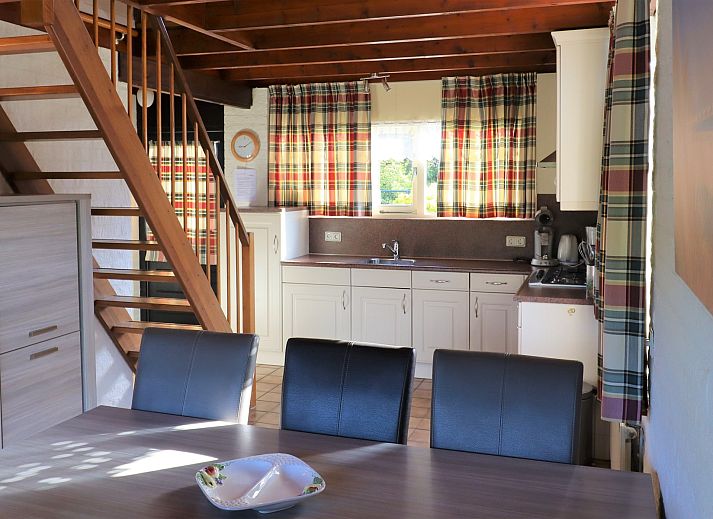 Gemuetlicher Vorgarten des Ferienhauses Zeeduin 57 in Burgh-Haamstede, umgeben von gruenen Hecken in Zeeland.