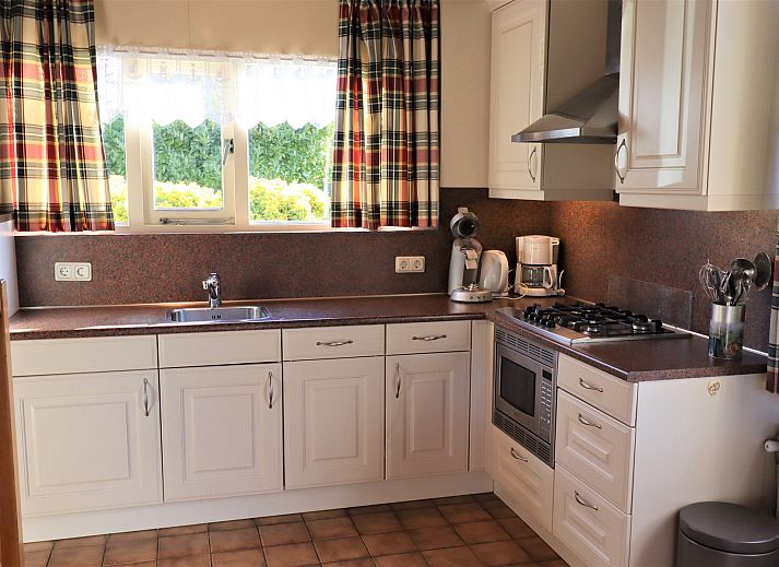 Charmante Fassade des Ferienhauses Zeeduin 57 in Burgh-Haamstede, ideal fuer einen Urlaub in Zeeland.