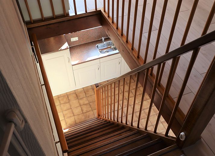 Charmante Fassade des Ferienhauses Zeeduin 57 in Burgh-Haamstede, ideal fuer einen Urlaub in Zeeland.