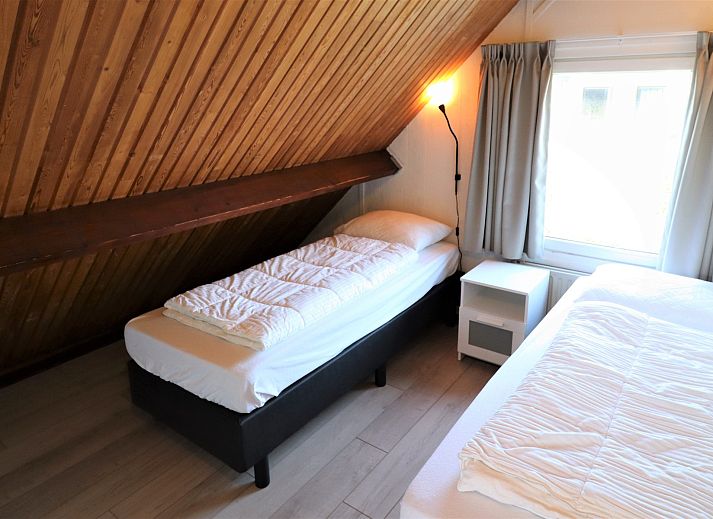 Charmante Fassade des Ferienhauses Zeeduin 57 in Burgh-Haamstede, ideal fuer einen Urlaub in Zeeland.