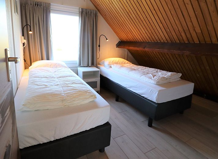 Stilvolles Wohnzimmer des Ferienhauses Zeeduin 57 in Burgh-Haamstede, mit bequemer Sitzecke und moderner Einrichtung.